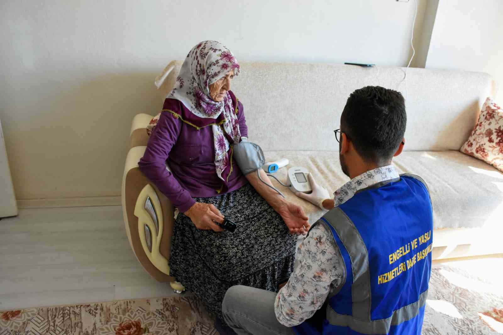 Yaşlılara tansiyon aleti dağıtıldı, evde sağlık hizmeti verildi