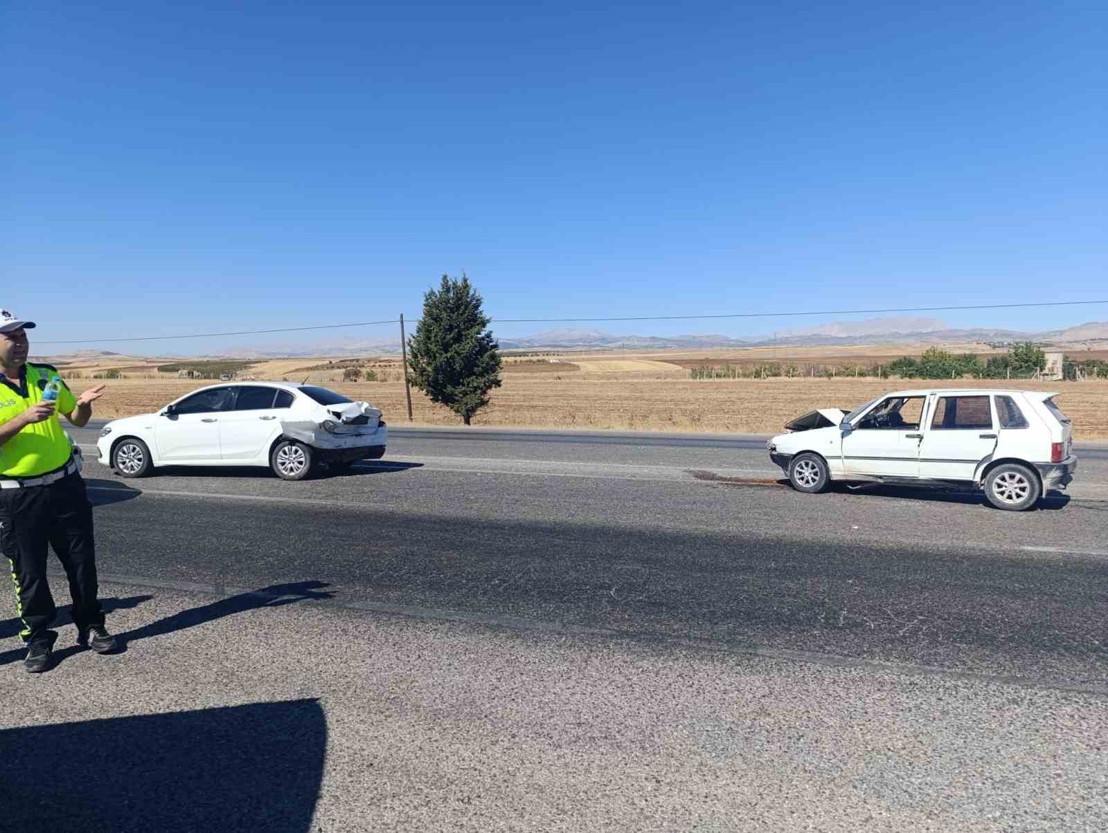 Adıyaman&rsquo;da iki otomobil &ccedil;arpıştı: 4 yaralı
