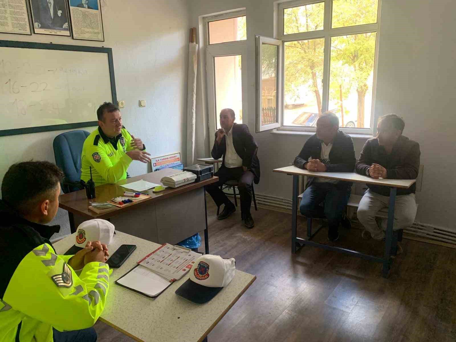 Emet’te okul servis şoförlerine trafik eğitimi