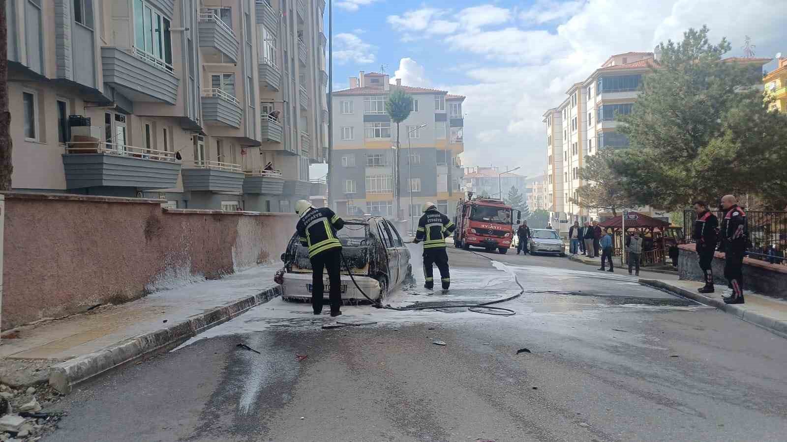 Çorum’da öfkeli kadın, eşinin otomobilini ateşe verdi