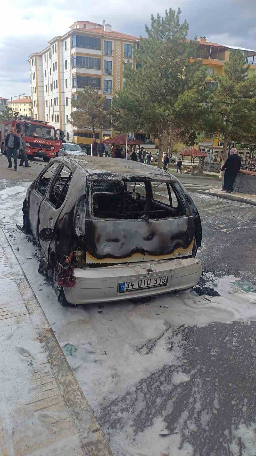 Çorum’da öfkeli kadın, eşinin otomobilini ateşe verdi