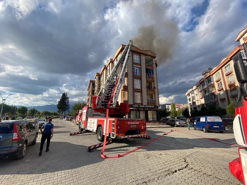 Edremit’te apartmanın çatısında yangın çıktı