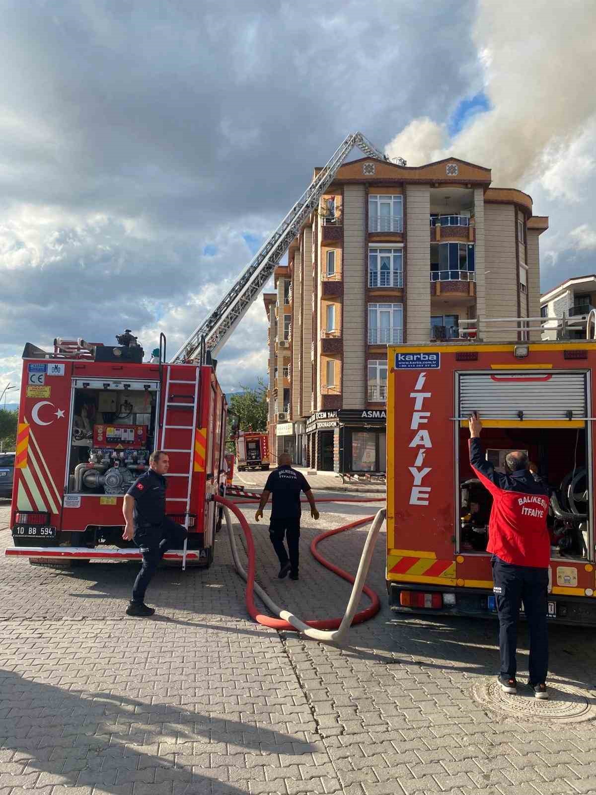 Edremit&rsquo;te apartmanın &ccedil;atısında yangın &ccedil;ıktı
