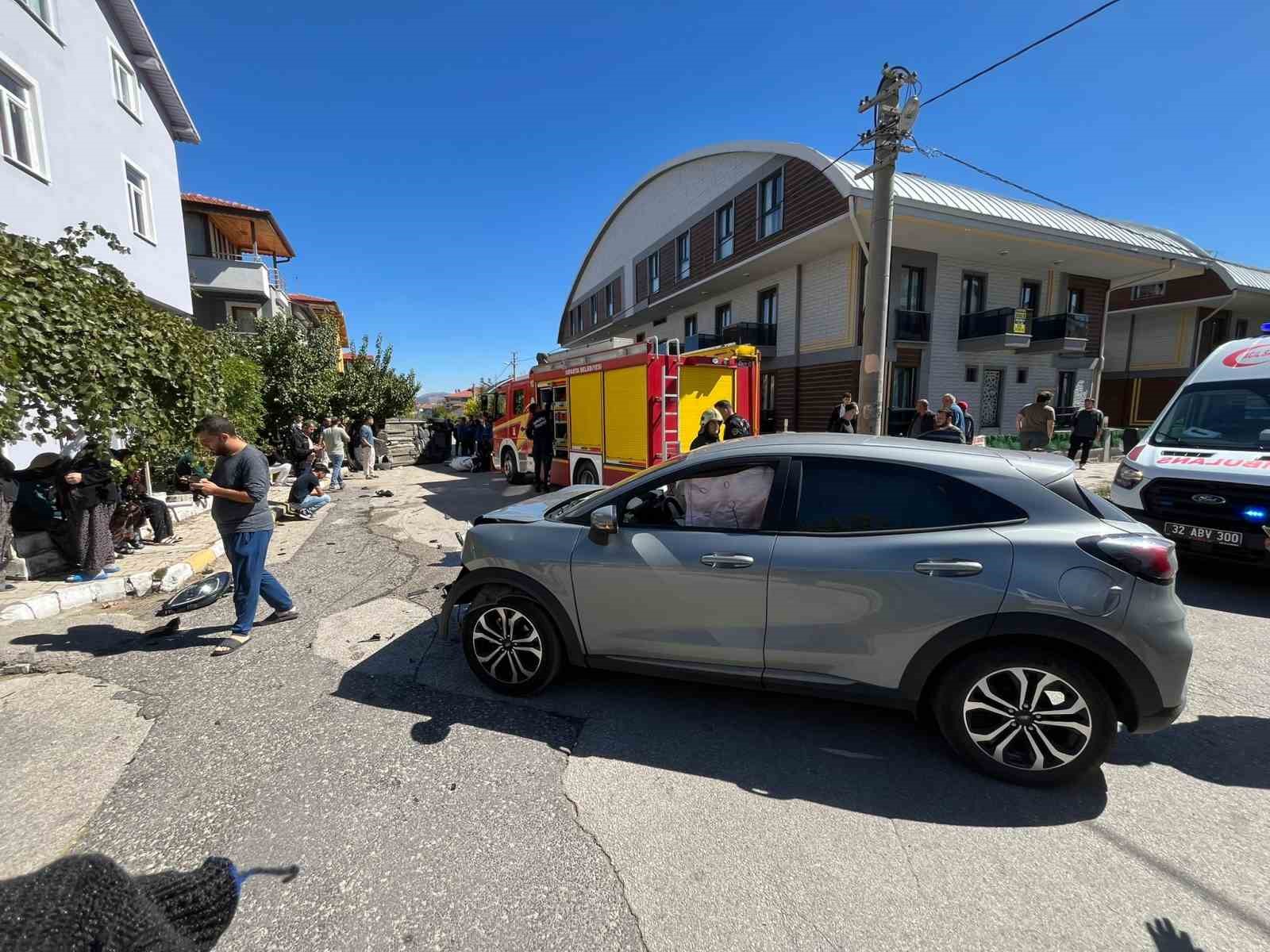 Isparta&rsquo;da &uuml;&ccedil; aracın karıştığı kazada 5 kişi yaralandı
