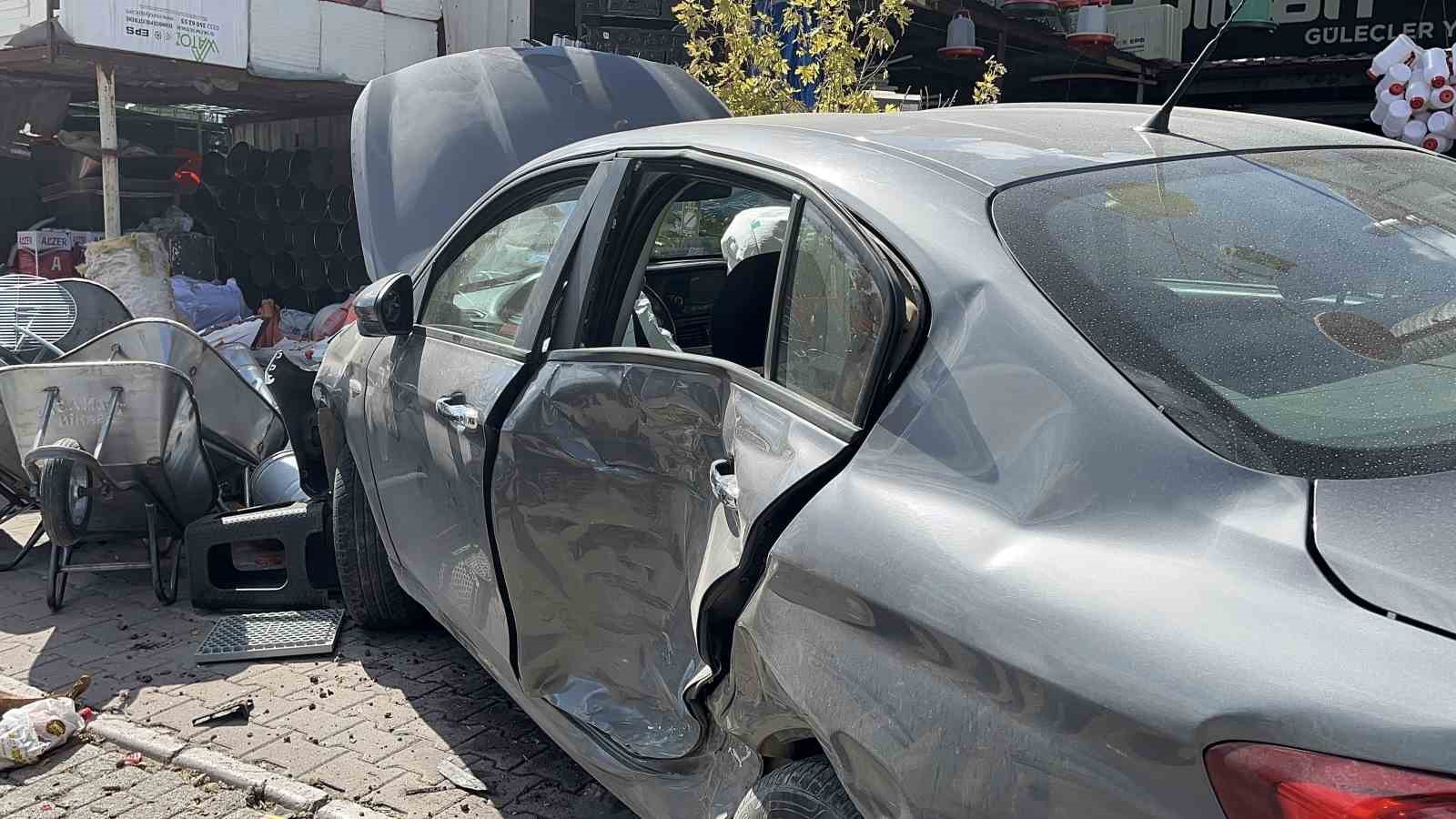 Konya&rsquo;da kontrolden &ccedil;ıkan otomobil yayalara &ccedil;arptı: 3 yaralı
