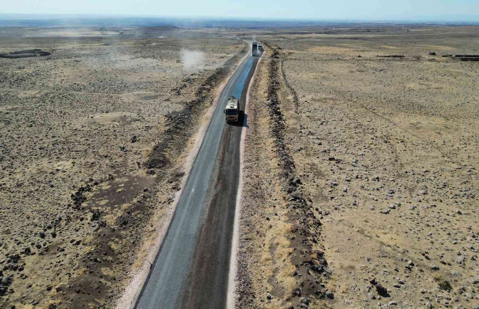 Şanlıurfa B&uuml;y&uuml;kşehir Belediyesi kırsaldaki yolları yeniliyor
