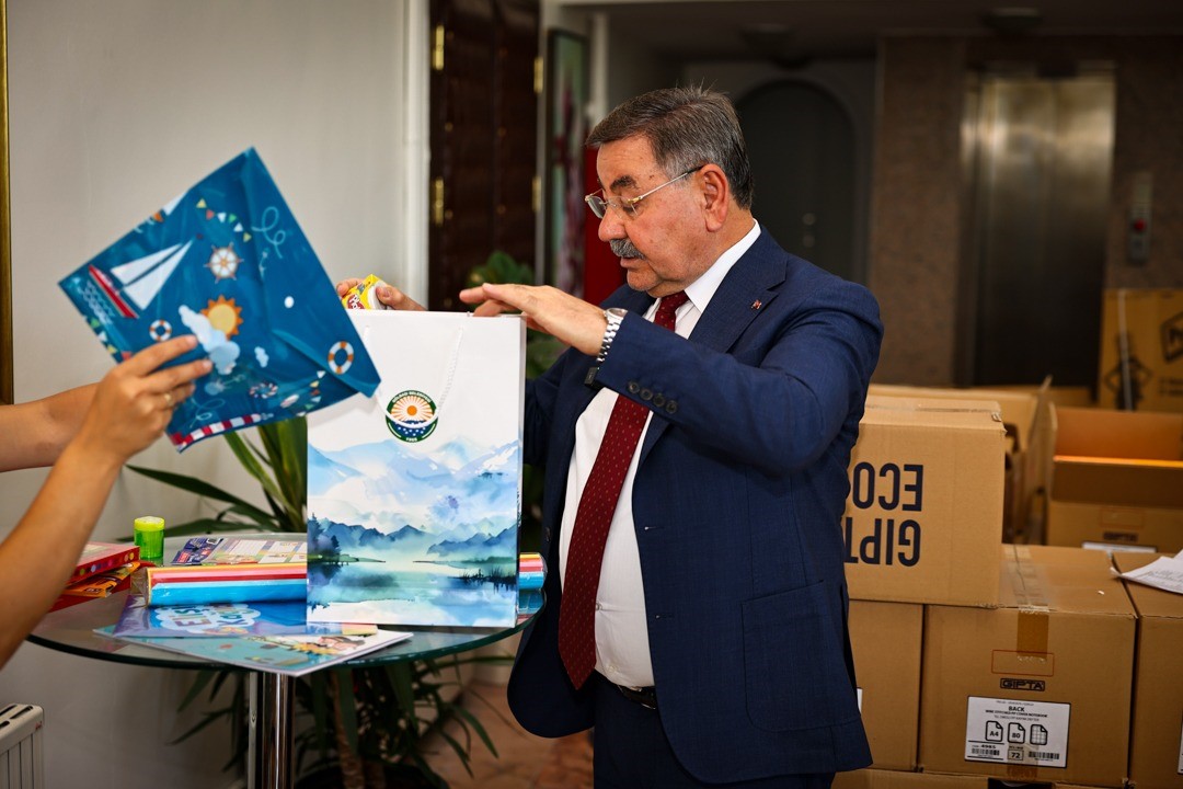 G&ouml;lbaşı Belediyesi&rsquo;nden 850 &ouml;ğrenciye kırtasiye yardımı
