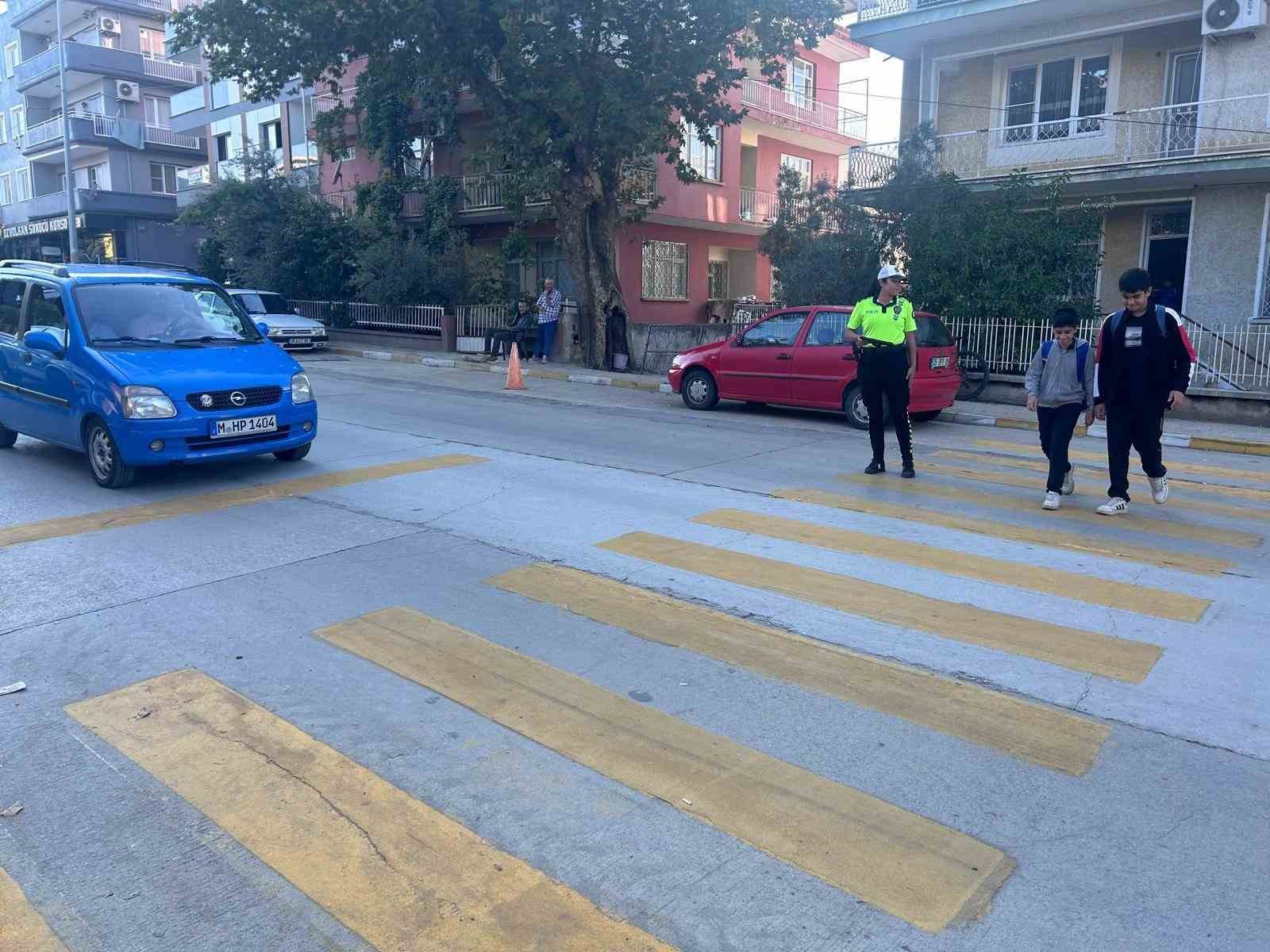 Alaşehir’de öğrenciler polis ve bekçilerle güvende