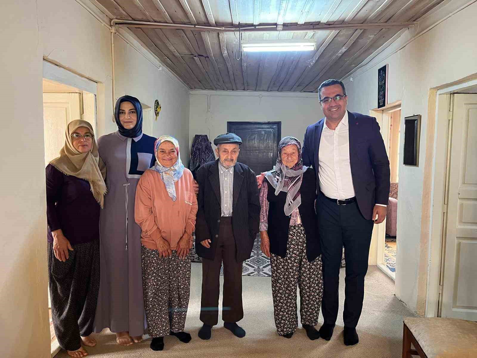 Sarıgöl Kaymakamı Dalak’dan Yaşlılar Günü sürprizi