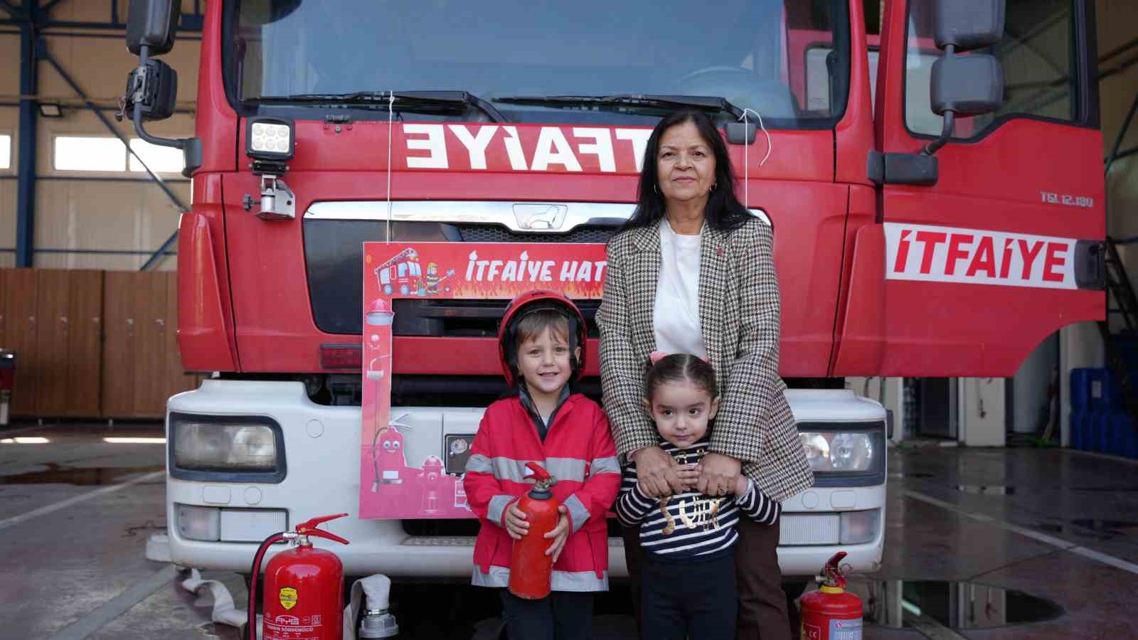 Minik &ouml;ğrencilerden itfaiyecilere anlamlı ziyaret
