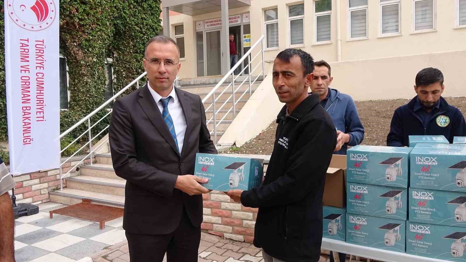 Yozgat’ta 68 çiftçiye kamera seti ve kamp lambası dağıtıldı