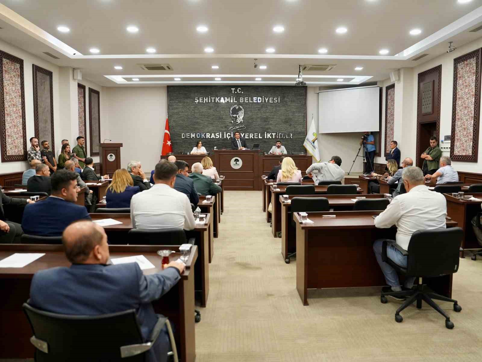 Yılmaz, yardımcılarını a&ccedil;ıkladı
