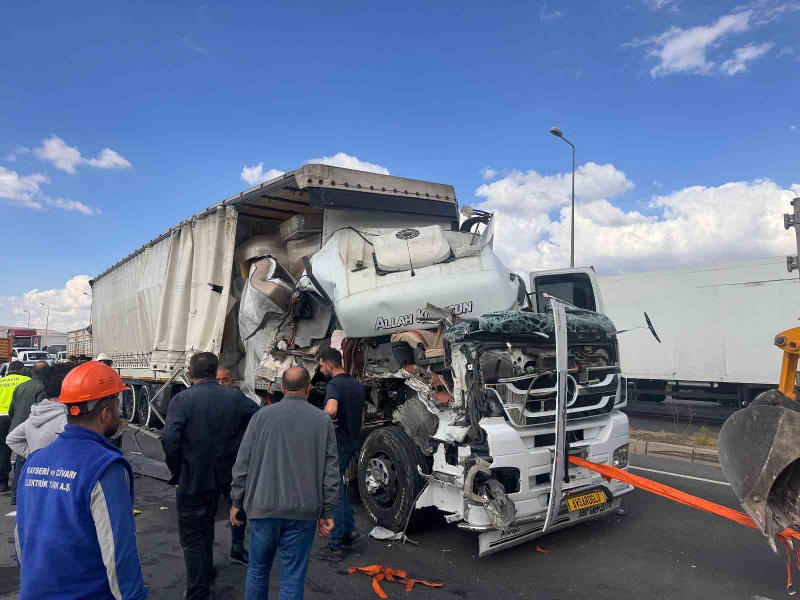 Kayseri’de 3 araçlı zincirleme kaza: 3 yaralı