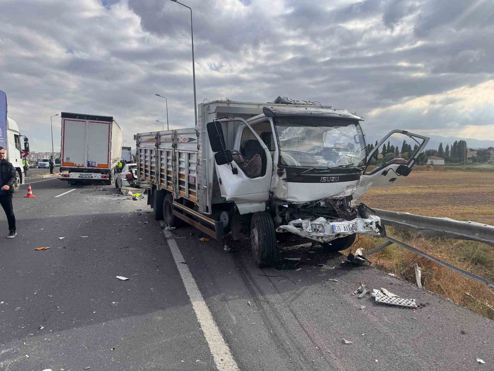 Kayseri’de 3 araçlı zincirleme kaza: 3 yaralı
