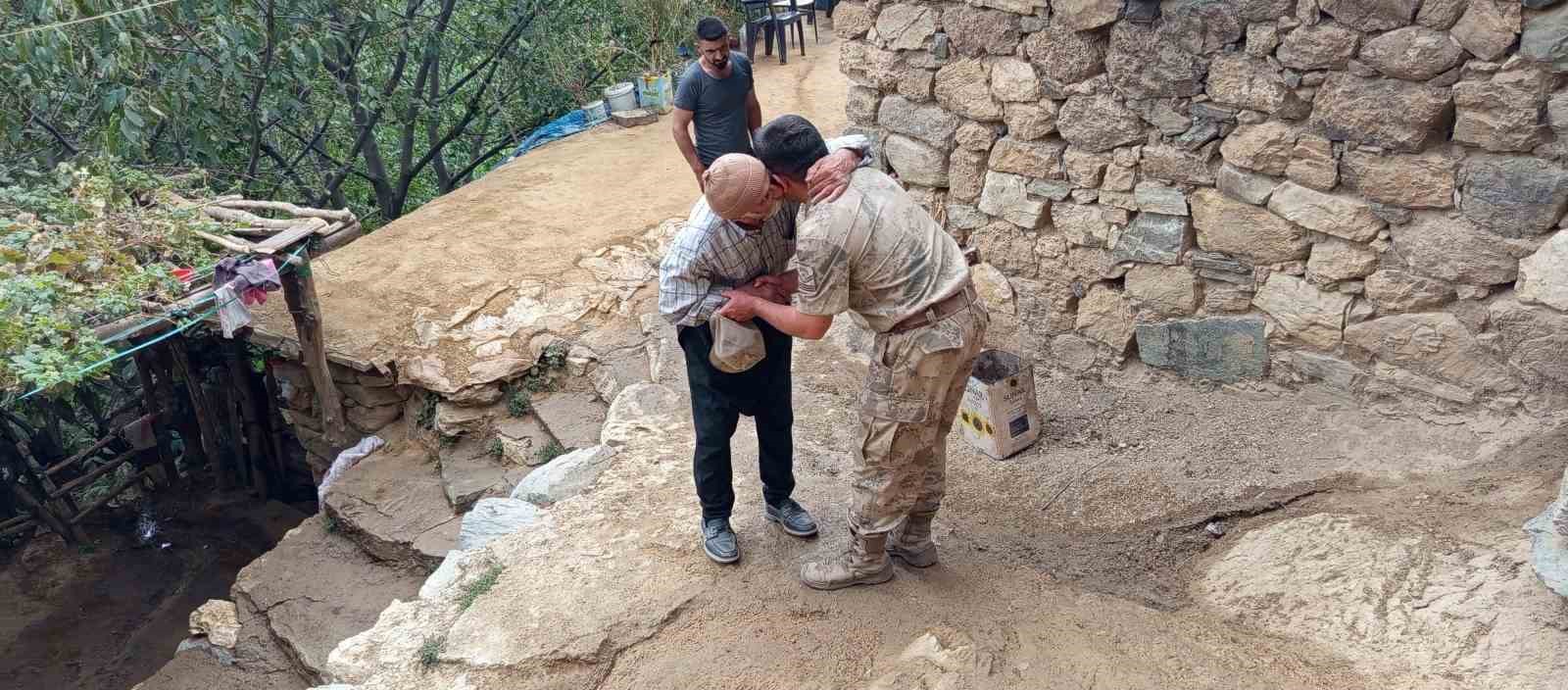 Jandarma, Yaşlılar G&uuml;n&uuml;nde k&ouml;ylerdeki b&uuml;y&uuml;kleri unutmadı
