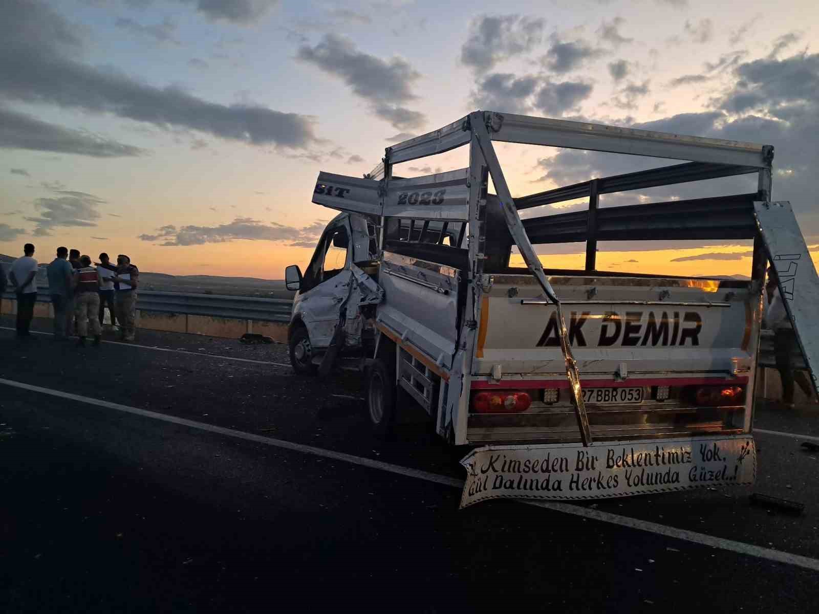 Kilis’te tır ile pikap çarpıştı: 3 yaralı