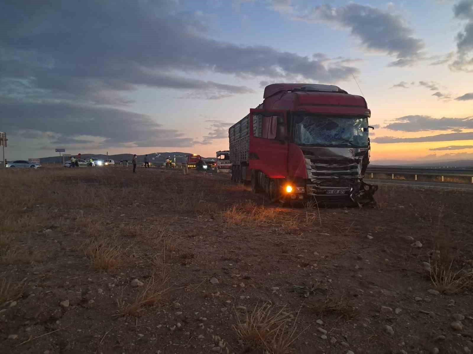 Kilis’te tır ile pikap çarpıştı: 3 yaralı
