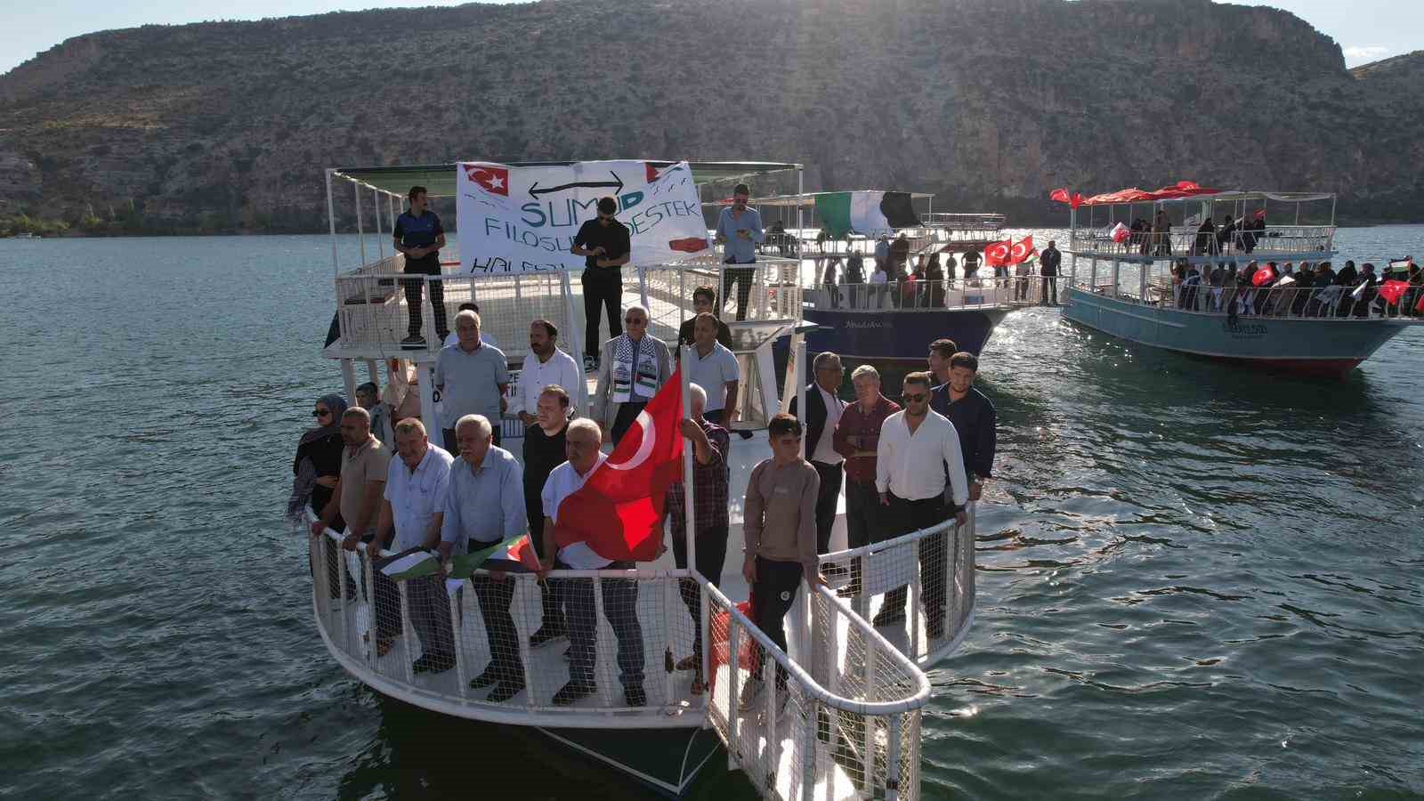 Halfeti’de teknelerle Sumud Filosu’na destek