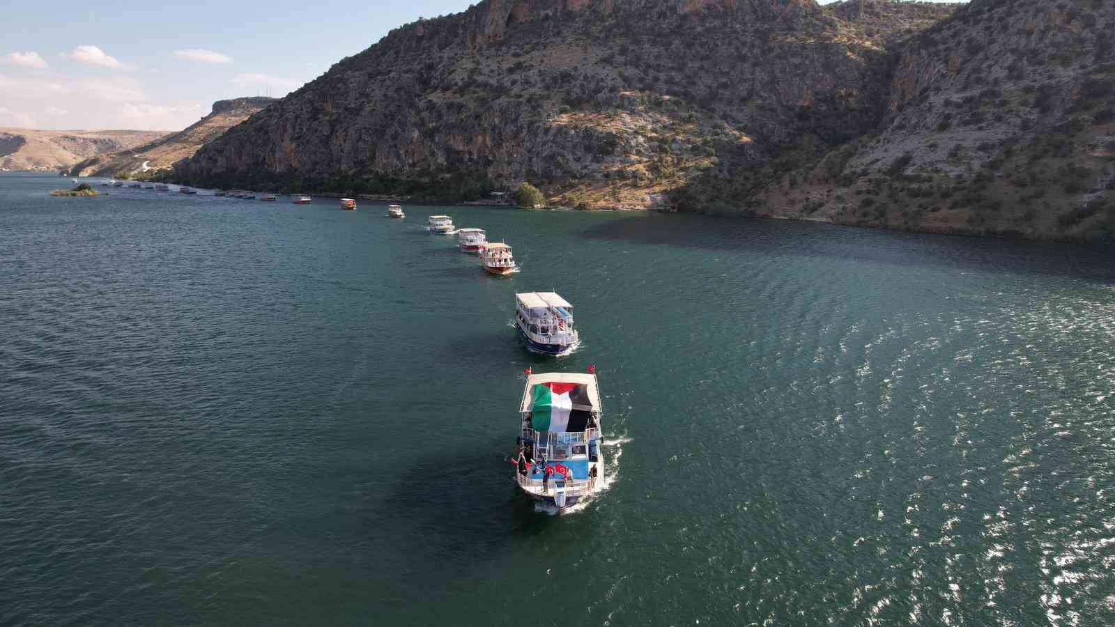 Halfeti&rsquo;de teknelerle Sumud Filosu&rsquo;na destek
