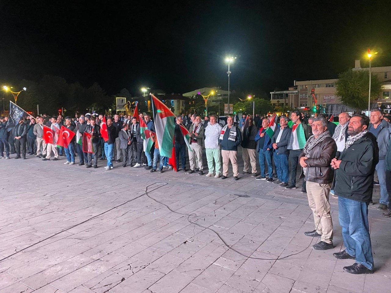 Erzincan&rsquo;da Filistin&rsquo;e destek: Cumhuriyet Meydanı&rsquo;nda dualar edildi
