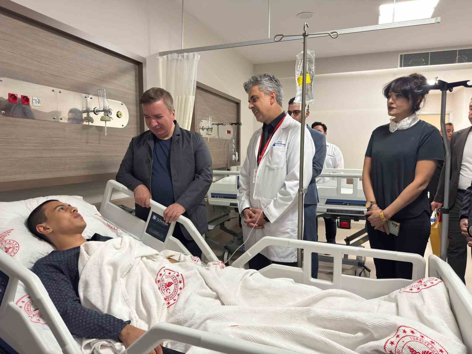 Ailesi uzakta olan gence Vali refakat etti
