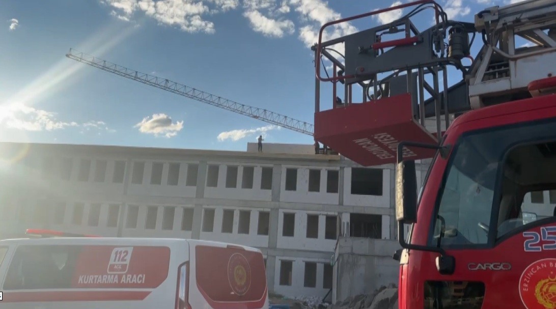 Alacaklarını alamayan iş&ccedil;iler &ccedil;atıya &ccedil;ıktı
