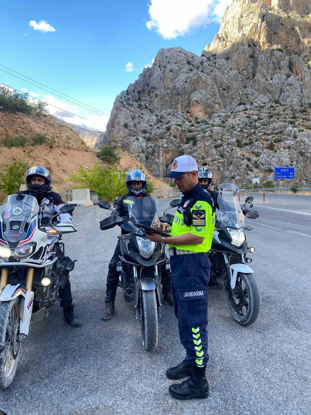 Kemaliye&rsquo;de asayiş ve yol kontrol uygulaması yapıldı
