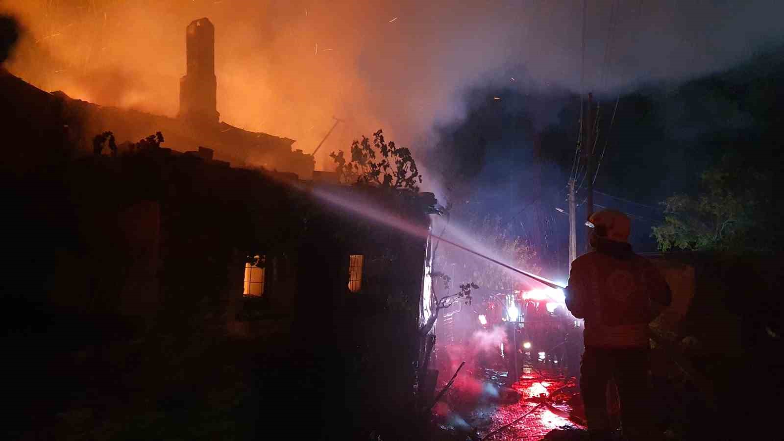 Demirci’de ev yangını