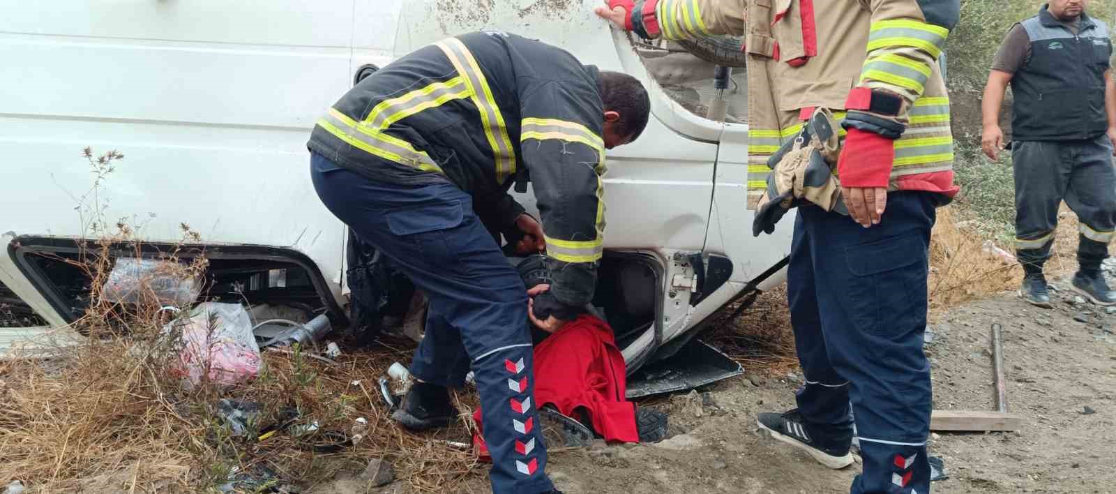 Elektrik direğine &ccedil;arpıp ters d&ouml;nen minib&uuml;ste can pazarı yaşandı
