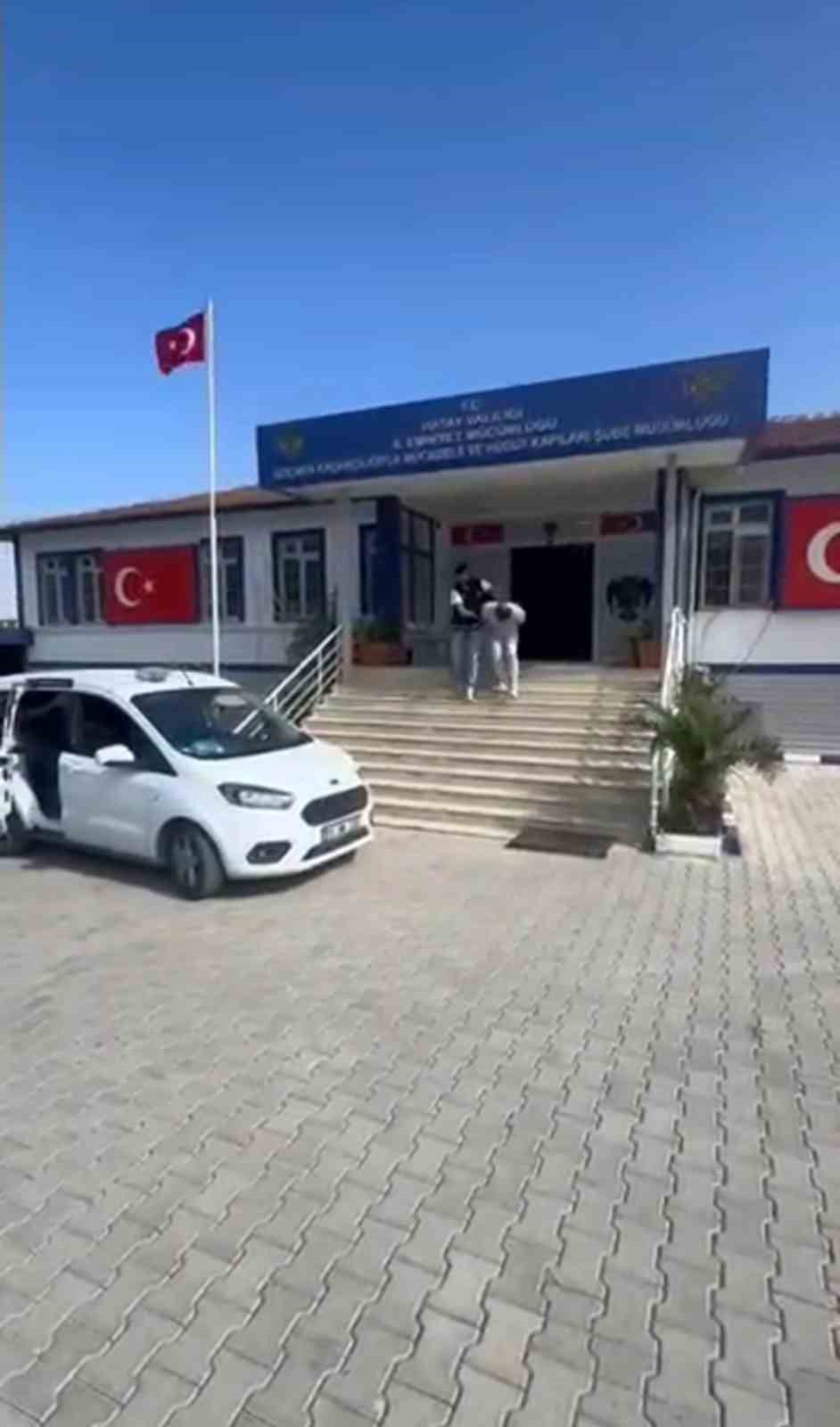 Aracıyla tıka basa g&ouml;&ccedil;men taşıyan insan taciri tutuklandı
