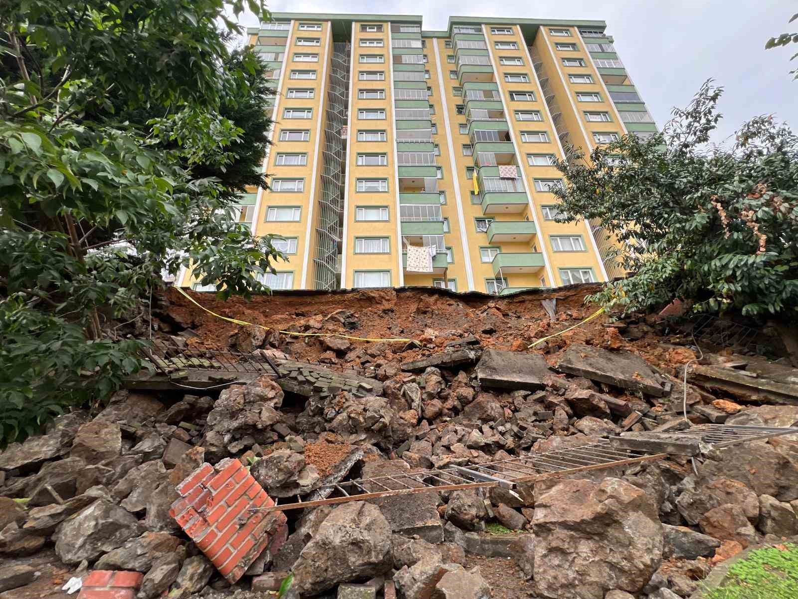 Trabzon’da gece çöken istinat duvarı site sakinlerini korkuttu