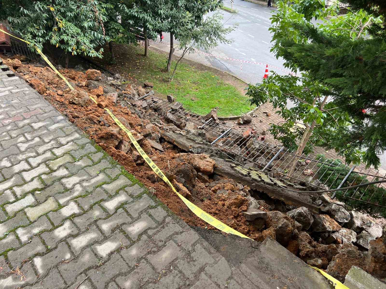 Trabzon&rsquo;da gece &ccedil;&ouml;ken istinat duvarı site sakinlerini korkuttu
