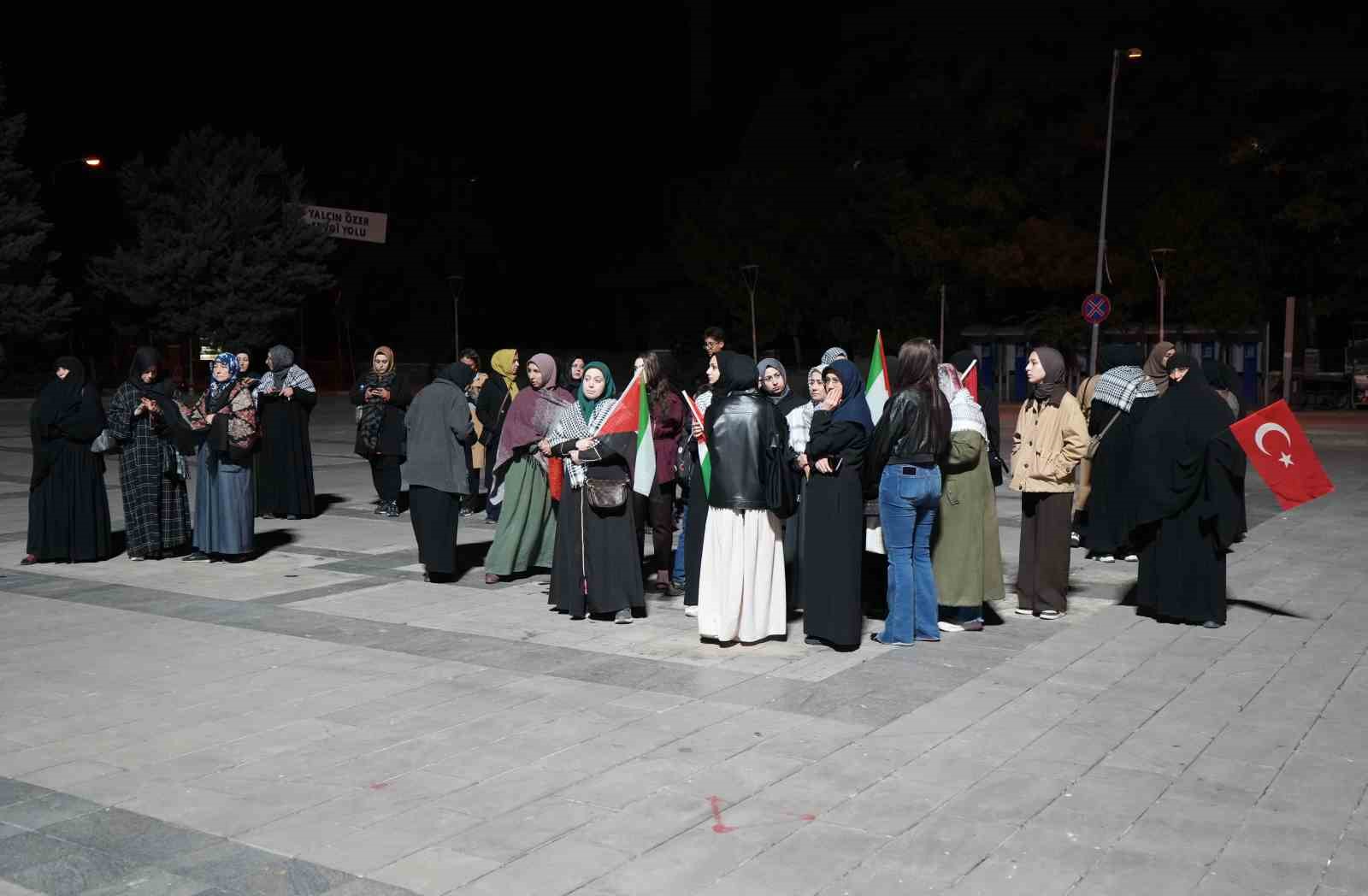 Vatandaşlar, Sumud Filosu&rsquo;na saldıran İsrail&rsquo;i protesto etti
