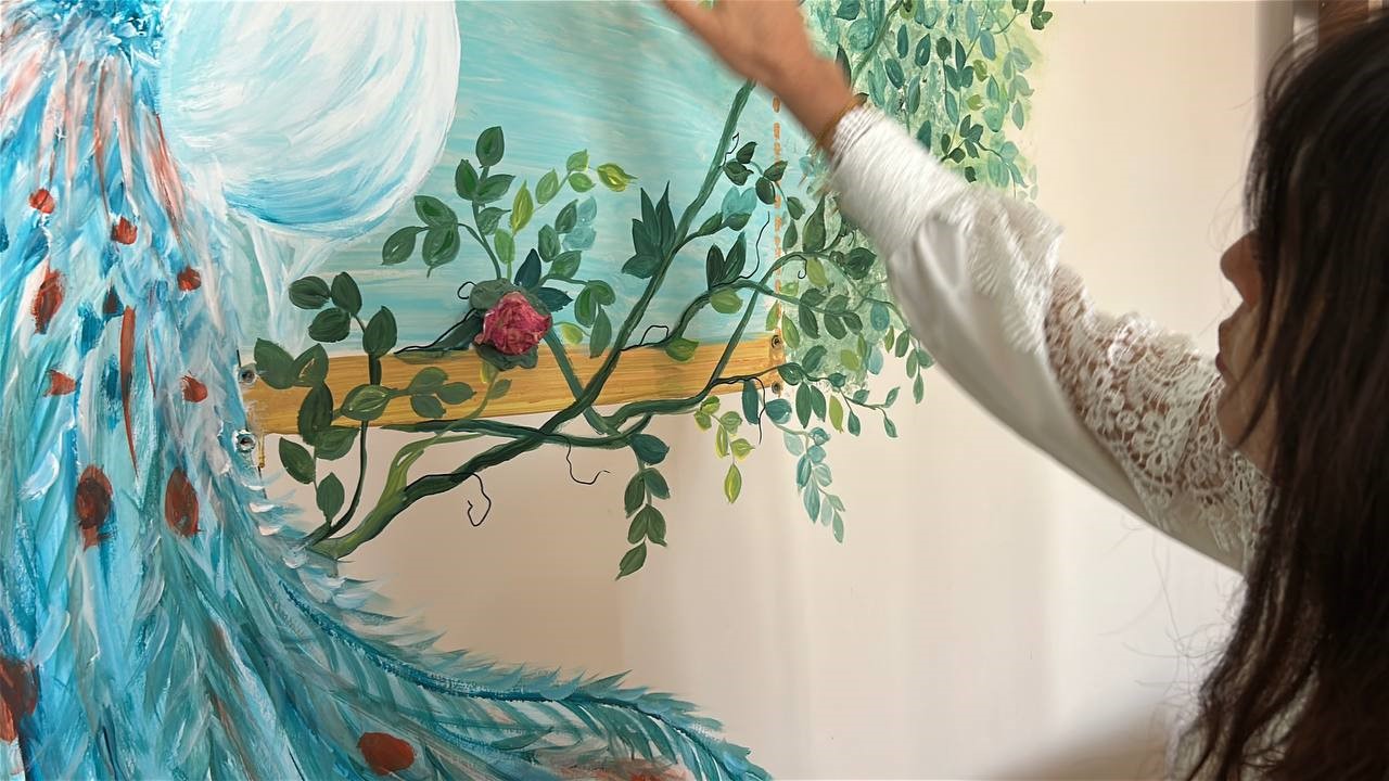 Hataylı ressam, YouTube’dan video izleyerek öğrendiği soğuk porselen sanatıyla resmi birleştiriyor