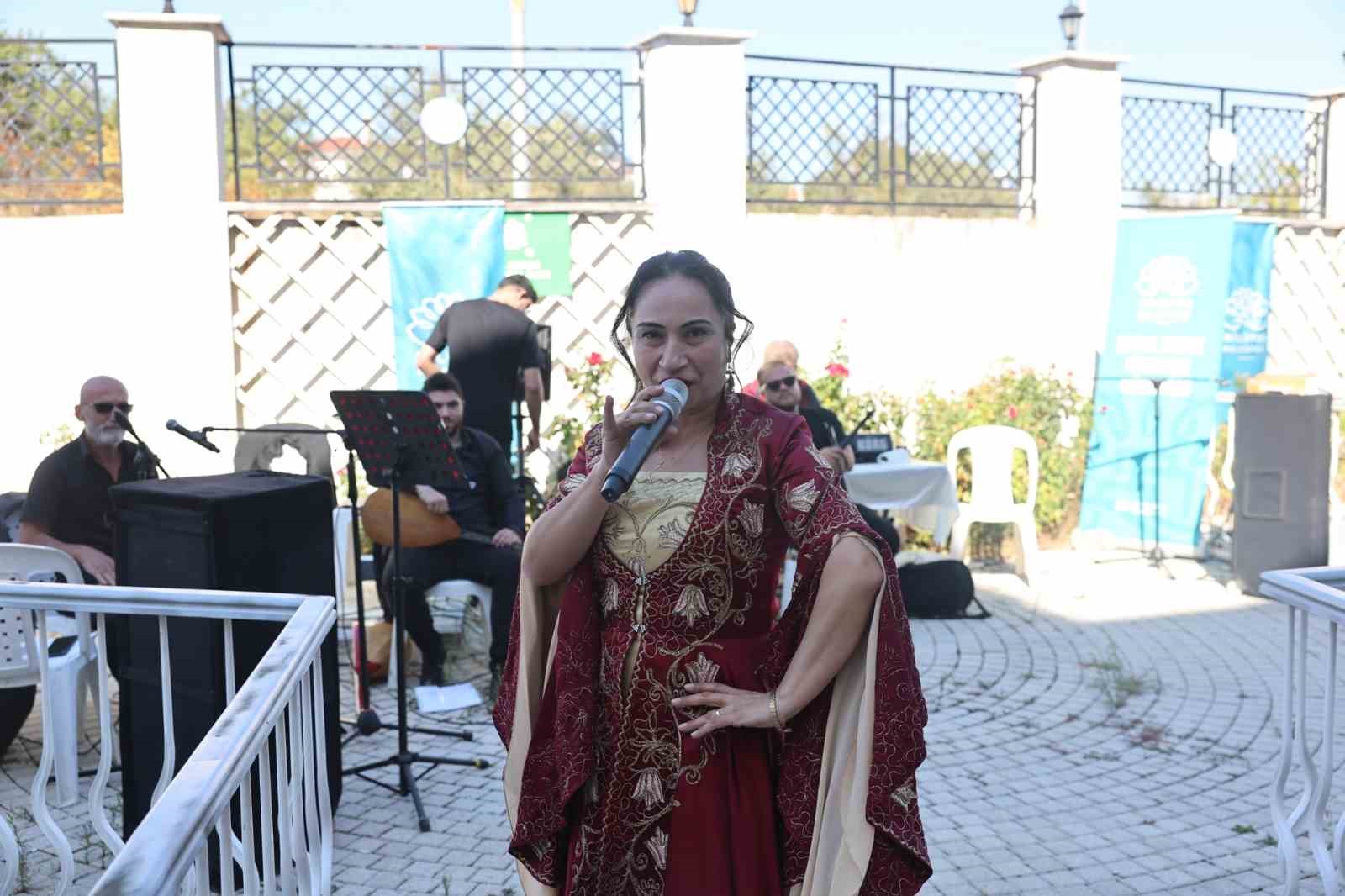 Nilüfer&rsquo;de Yaşlılar Günü&rsquo;nde kalpler gençleşti