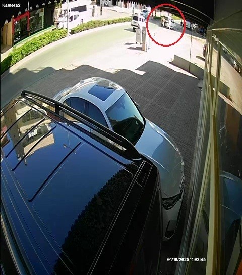 Hafif ticari araç ile motosiklet çarpıştı: 2 yaralı