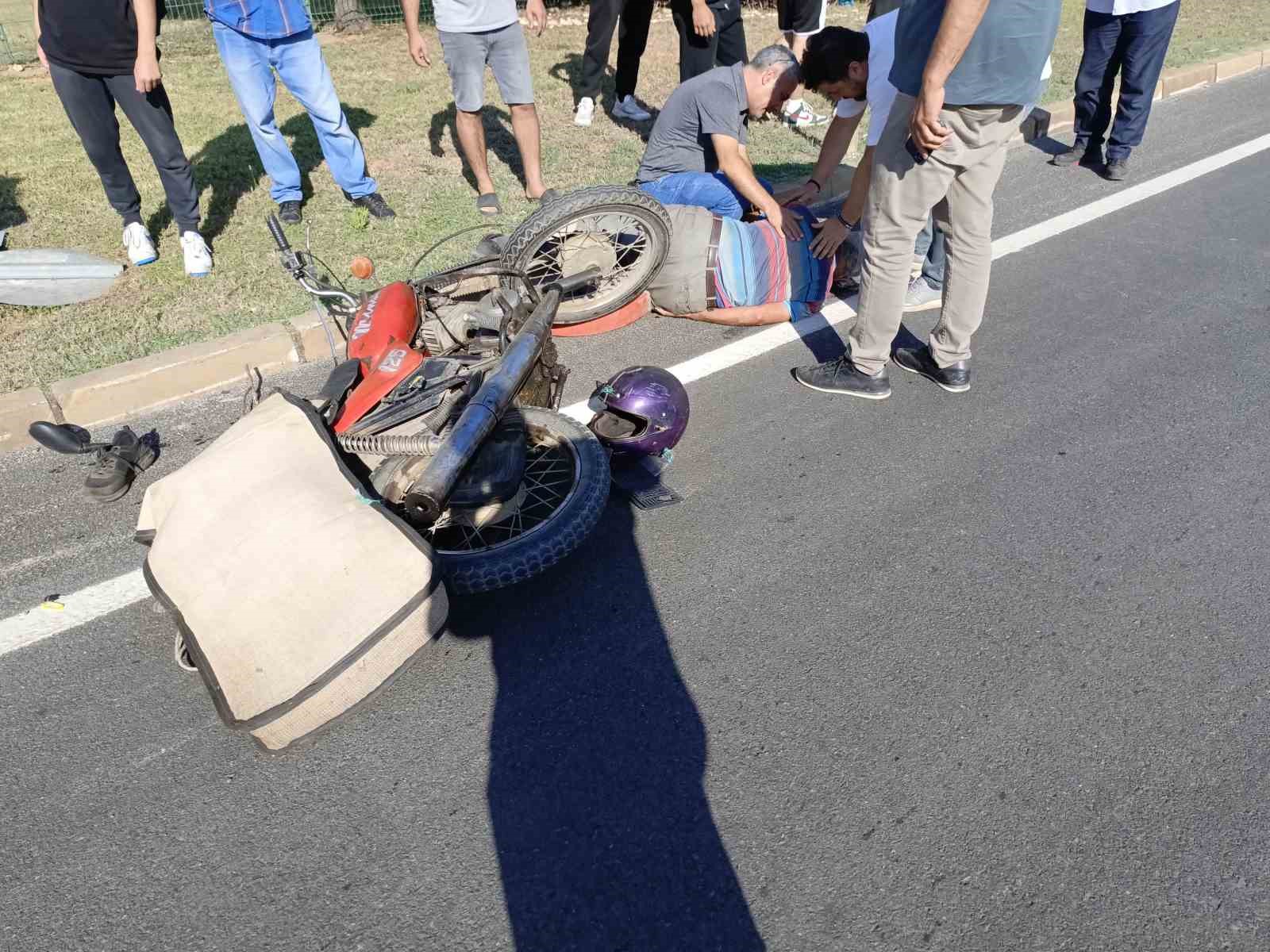 Antalya’da okul servisiyle çarpışan motosikletli ağır yaralandı