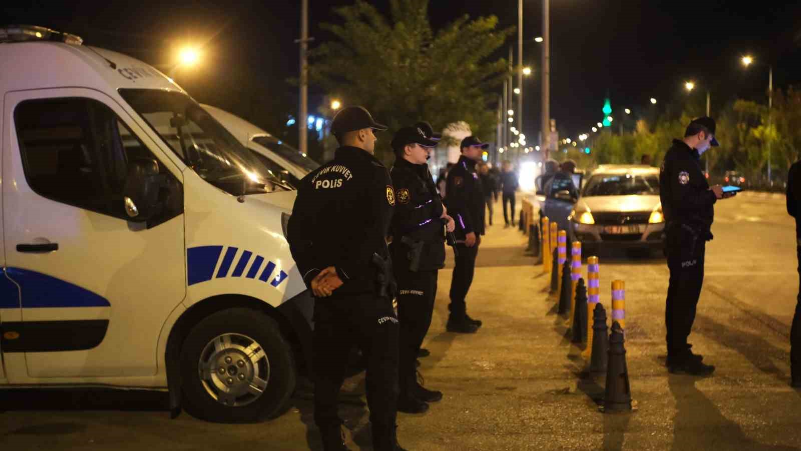 Polisten üniversite çevresinde asayiş ve trafik uygulaması