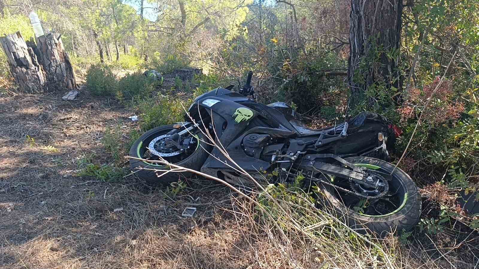 Manavgat’ta virajı alamayan motosikletli ağaca çarptı: 2 yaralı
