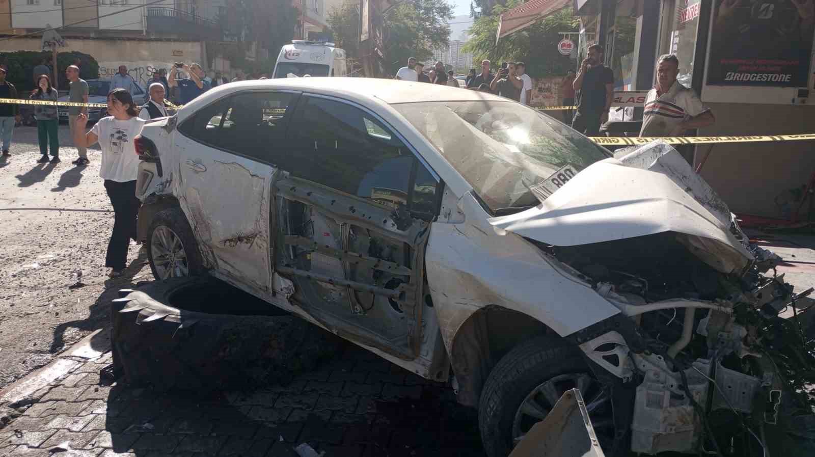 Freni patlayan mıcır y&uuml;kl&uuml; hafriyat kamyonu ortalığı savaş alanına &ccedil;evirdi
