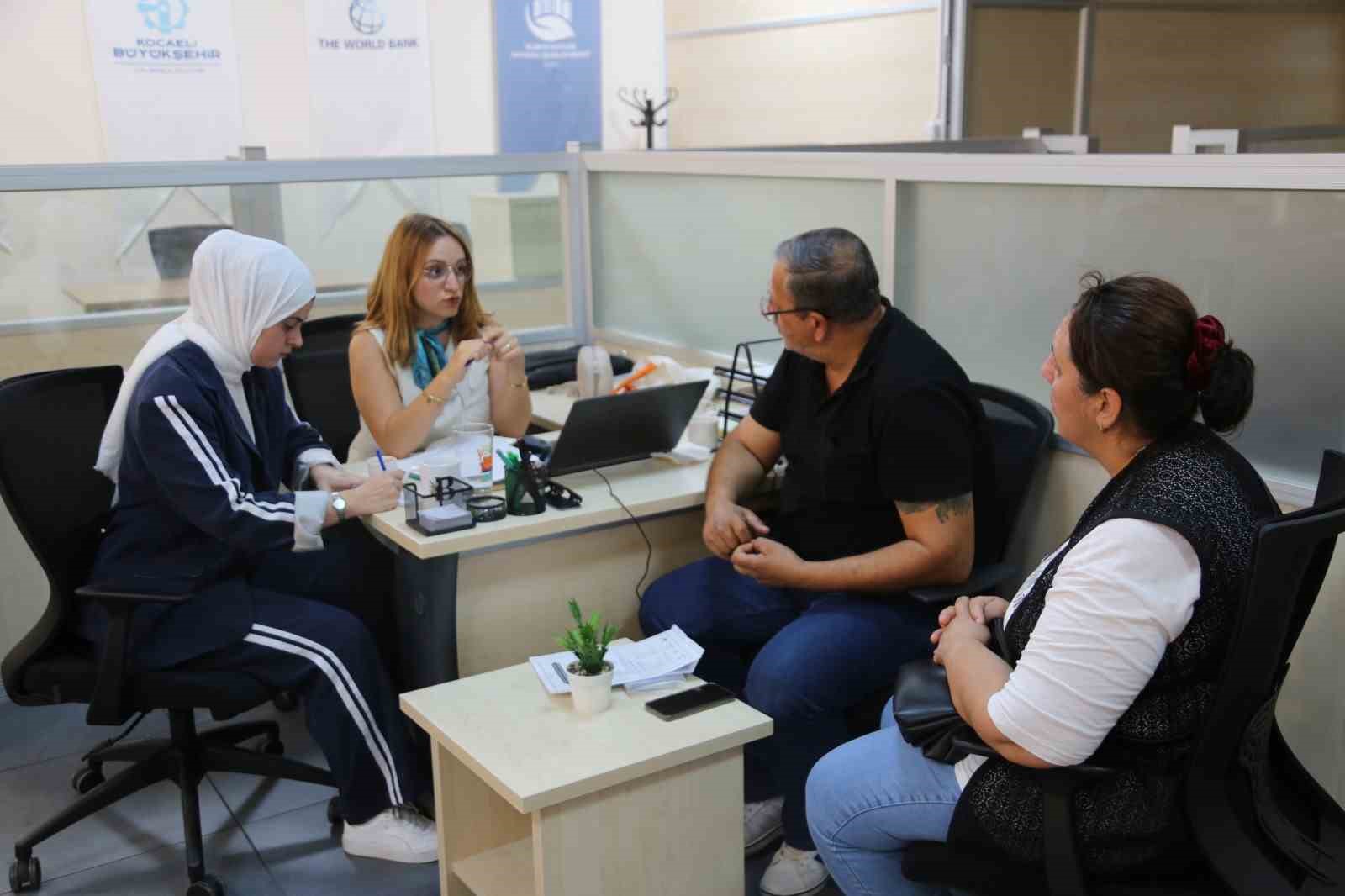 Evini yenilemek isteyen ofislere koşuyor
