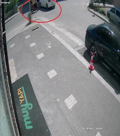 Otomobille motosiklet &ccedil;arpıştı: 1 yaralı
