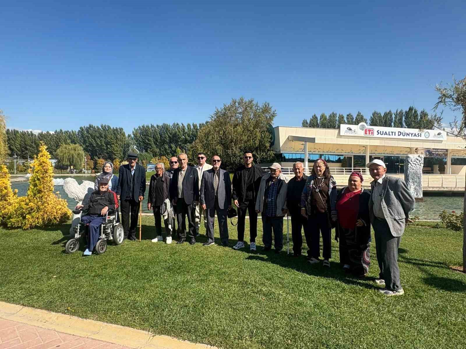 Huzurevinde kalan yaşlılar için gezi düzenlendi