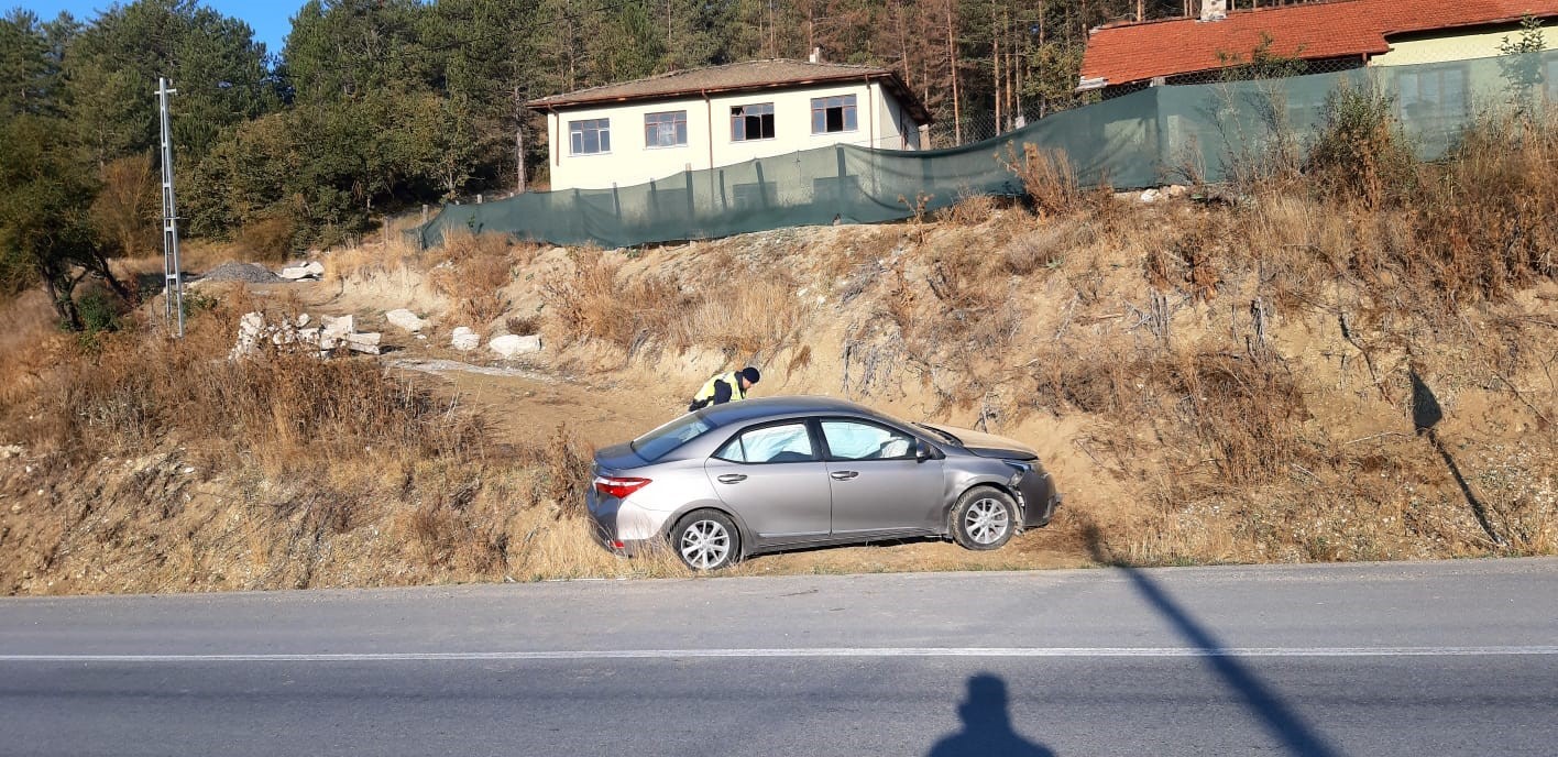 Hastaneye giden yaşlı &ccedil;ift kazada yaralandı
