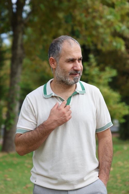 Elazığlı vatandaştan &ouml;rnek &ccedil;alışma: Depremde kurtardığı fidanlarla şehirde k&ouml;y hayatını yaşatıyor
