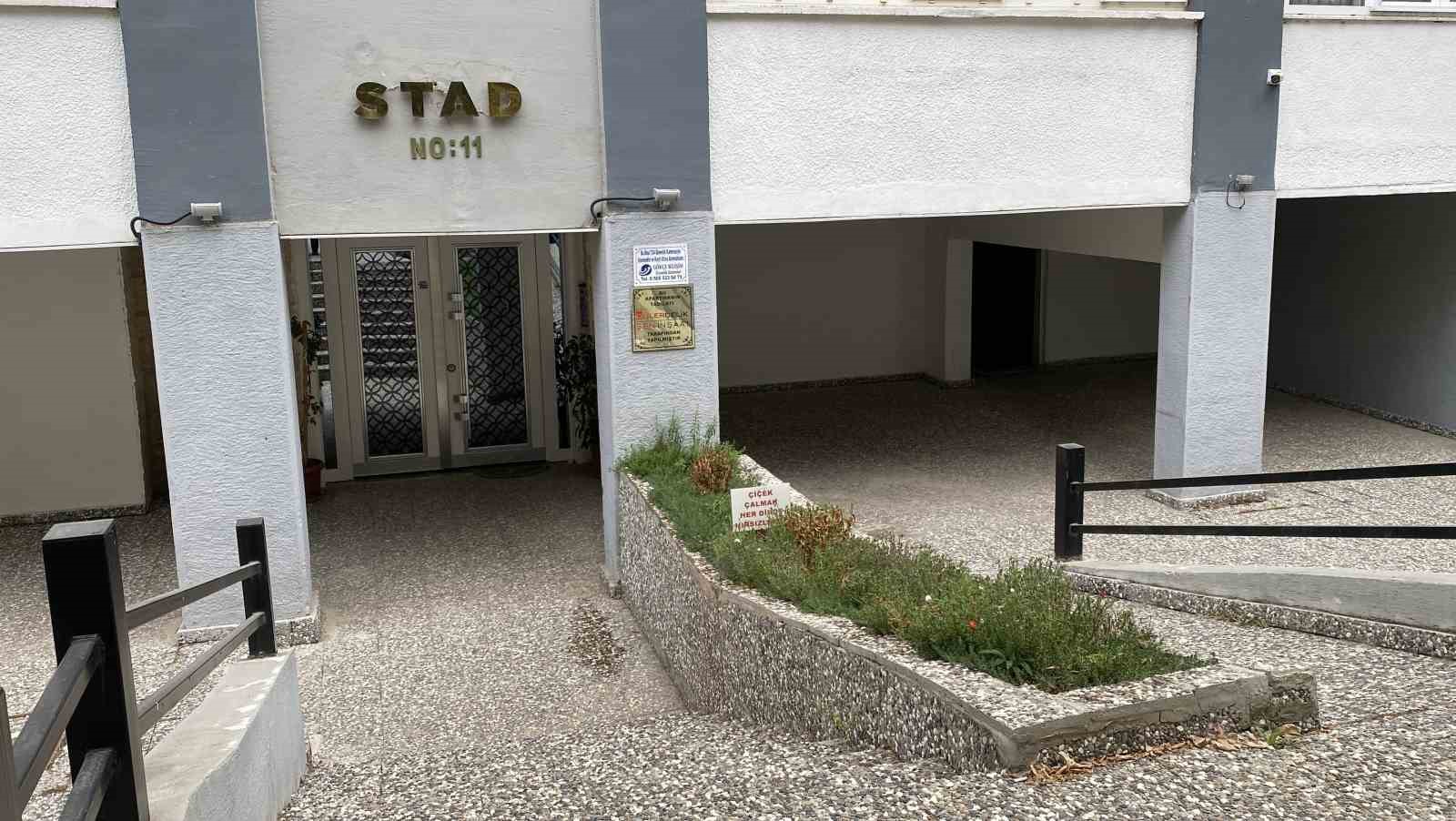 Bah&ccedil;esinden s&uuml;rekli &ccedil;i&ccedil;ek &ccedil;alınan apartmanın y&ouml;neticisinden ilgin&ccedil; uyarı
