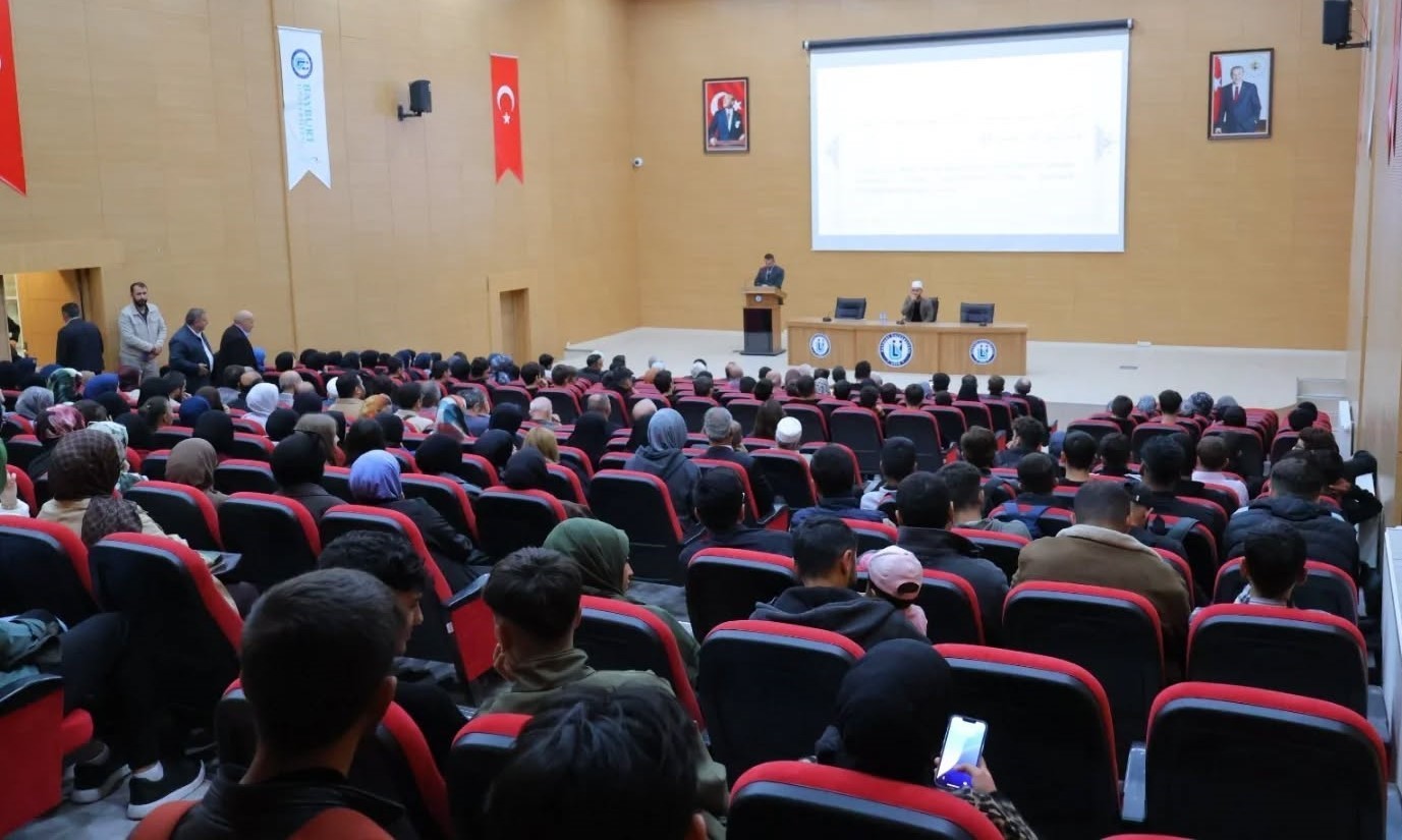 Bayburt&rsquo;ta &rsquo;Gen&ccedil;ler Peygamberimizle Değer Kazandı&rsquo; konulu konferans d&uuml;zenledi
