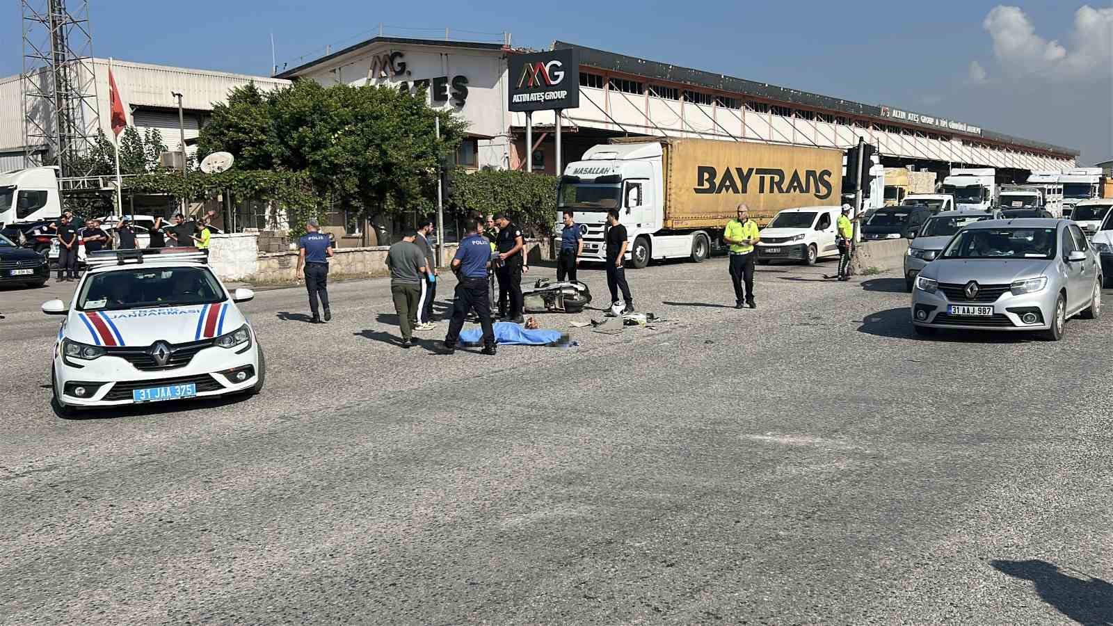 Tırla çarpışan motosikletin kadın sürücüsü kazada öldü