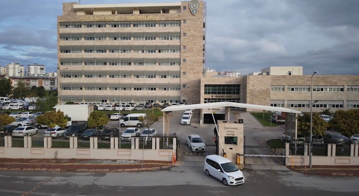 Engelli vatandaşın evini satıp parayı kız arkadaşının hesabına aktaran emlakçı yakalandı