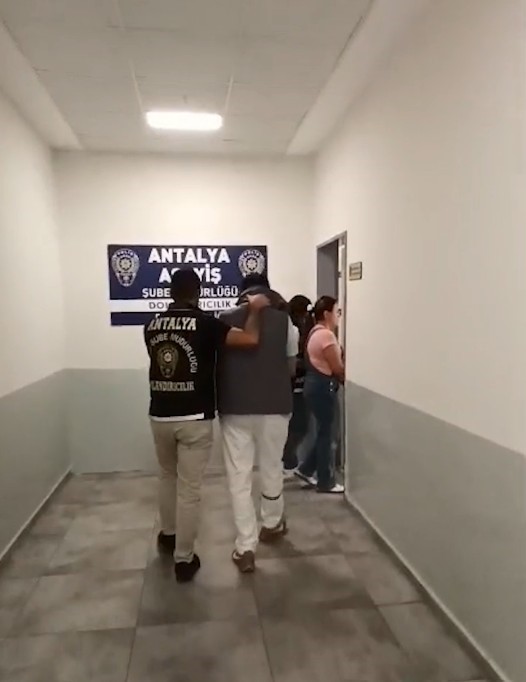 Engelli vatandaşın evini satıp parayı kız arkadaşının hesabına aktaran emlakçı yakalandı
